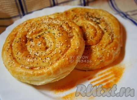 Улитки с колбасой и сыром выпекать в духовке, разогретой до 180 градусов, в течение 25-30 минут (до золотистости слоёного теста). Готовые слойки достать из духовки.