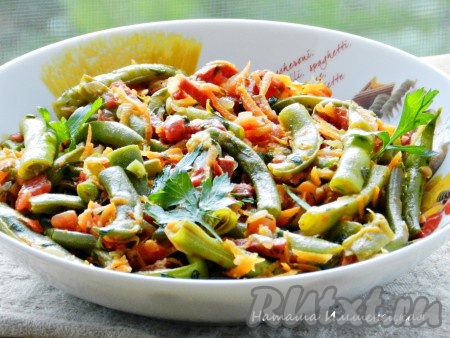 Аппетитная, вкусная стручковая фасоль, тушеная с овощами, готова.
