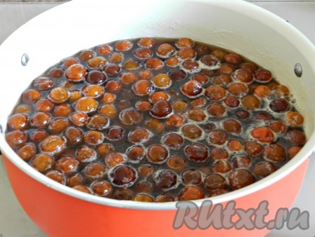 Затем поставить на средний огонь и варить 25-30 минут, периодически перемешивая. Пену с варенья желательно снимать.
