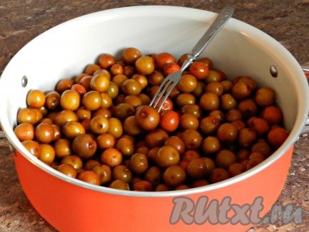 Каждую ягоду наколоть вилкой.