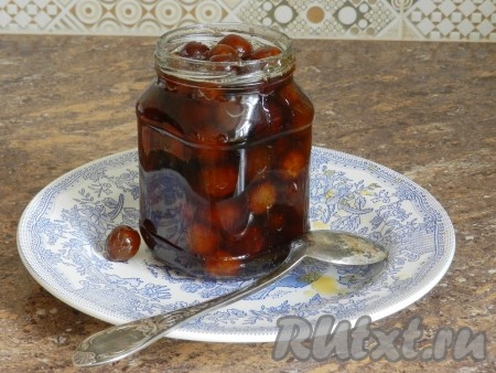 Горячее варенье из зизифуса разложить по стерилизованным банкам, закрутить крышками, остудить и убрать для хранения в прохладное место.