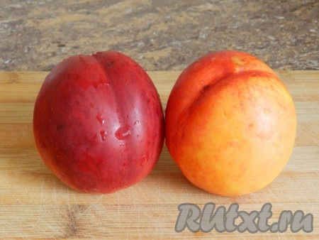 Сырники можно подать со сметаной, сахарной пудрой, вареньем или джемом. Можно быстро приготовить сироп из  имеющихся ягод или фруктов, подойдут и замороженные. У меня было два нектарина.