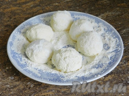 Из творожной массы сформовать небольшие шарики. Если набирать творожную массу столовой ложкой - все шарики и, соответственно, домашние сырники, будут практически одинаковыми по размеру.
