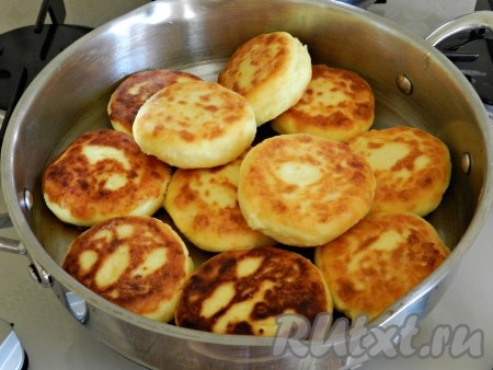 В сковороде разогреть растительное масло и обжарить сырники с обеих сторон (примерно по 1 минуте с каждой стороны) до образования золотистой корочки. Затем накрыть сковороду крышкой и довести сырники до готовности на минимальном огне в течение 10 минут.
