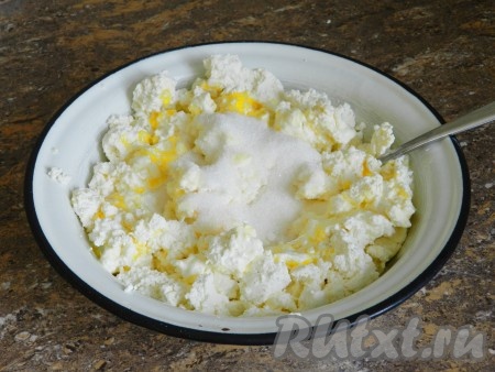 Добавить соль, сахар и ванильный сахар. Перемешать.