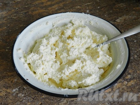 Количество муки может быть большим или меньшим, в зависимости от влажности творога. Мне обычно достаточно 2 столовых ложек с горкой, чтобы творожная масса была пластичной и не распадалась.
