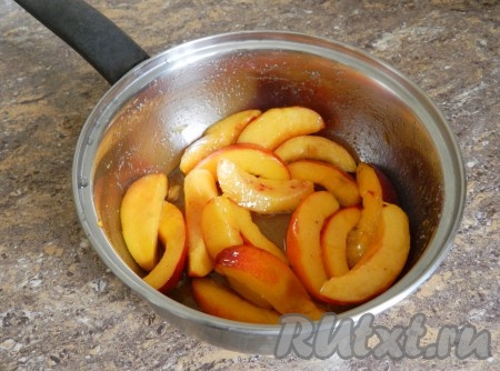 Довести до кипения и варить, постоянно помешивая, до полного растворения сахара. Затем еще уменьшить огонь и варить фрукты в сиропе 5-10 минут или до желаемой густоты.
