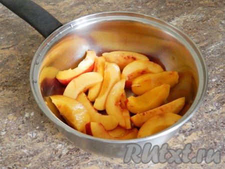 Нектарины вымыть, нарезать дольками, удалив косточку.