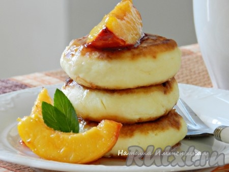 Готовые аппетитные, вкусные сырники&nbsp;из творога по-домашнему выложить на тарелку, полить фруктовым сиром и подавать.
