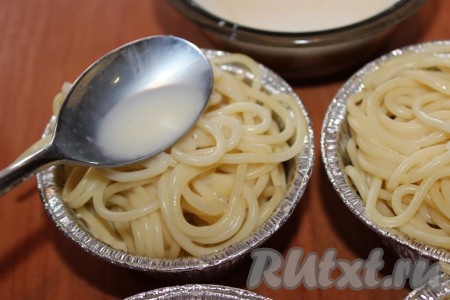 В небольшой миске соединить яйцо и молоко, слегка взболтать вилкой. Вылить получившуюся яично-молочную смесь поверх запеканки и посыпать сыром. Поставить формочки для запекания в заранее разогретую до 180 градусов духовку и готовить примерно 20-25 минут.