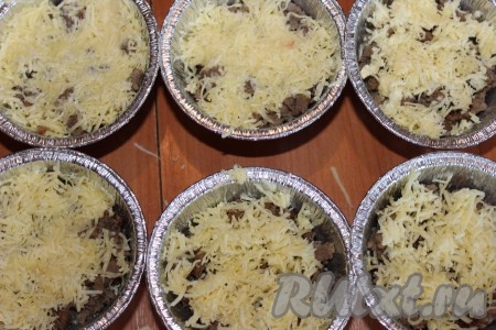 Далее разложить обжаренный фарш и разровнять. Фарш посыпать сыром, разровнять.
