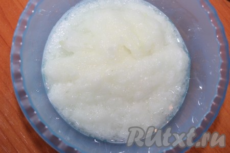 Лук натереть на мелкой терке или нарезать маленькими кубиками (я натерла на терке).
