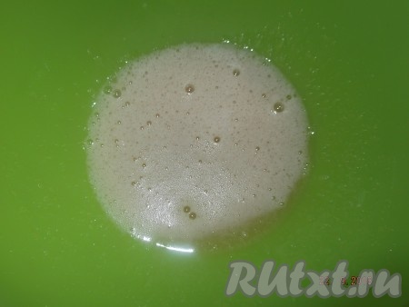 Яйца с сахаром и солью взбиваем до однородной массы.
