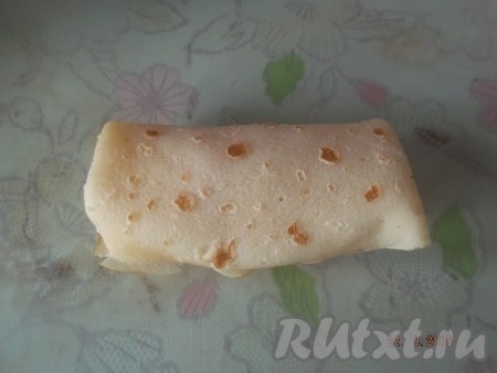 Заворачиваем блинчик, чтобы творожная начинка была внутри. Таким образом сворачиваем все блины.
