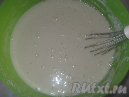 Тесто для блинов, замешанных на воде, должно получиться жидким, примерно, как жидкие сливки.
