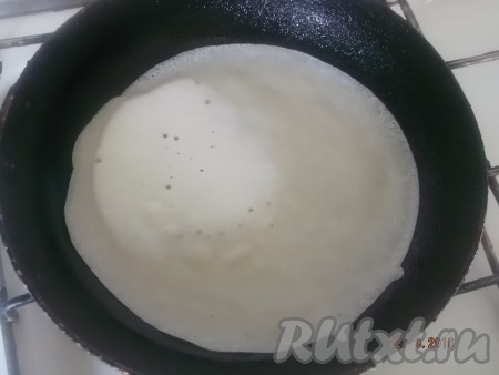 Затем ставим сковороду на огонь, смазываем кусочком сала дно сковороды. На разогретую сковороду половником наливаем тесто.
