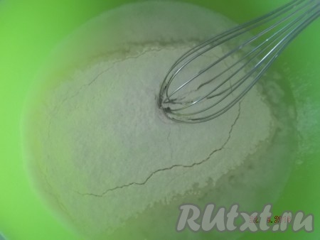 В получившуюся смесь постепенно просеиваем муку, непрерывно помешивая.
