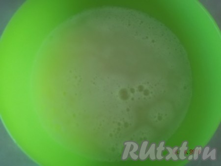 Наливаем в яичную смесь воду, перемешиваем.
