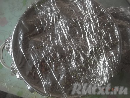 Затем выкладываем следующий слой блинов, посыпаем сахаром, поливаем сметаной и продолжаем чередовать слои, пока не выложим все блинчики. Кастрюлю заворачиваем в фольгу.
