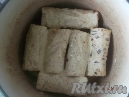 Поливаем сметаной.
