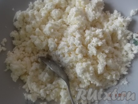 Берем творог и в отдельной миске разминаем вилкой или перетираем через сито.
