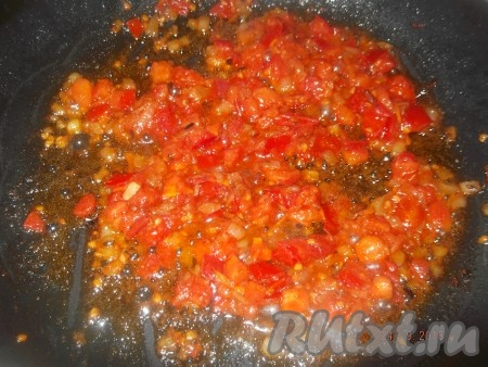 Обжариваем, периодически помешивая, до тех пор, пока&nbsp; из помидоров не уйдет сок.

