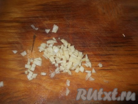 Добавляем к овощам мелко нарезанный чеснок, хорошо перемешиваем.
