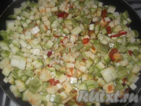 Затем выкладываем очищенные и нарезанные маленькими кубиками кабачки.
