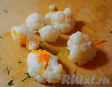 Цветную капусту разделить на соцветия, отварить до готовности с добавлением натёртой на крупной тёрке моркови и молока.