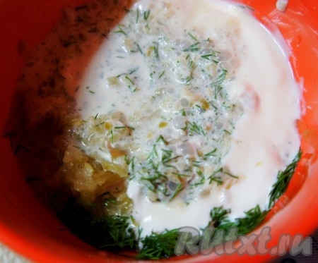 В небольшой миске смешать натёртый на тёрке солёный огурец, сметану, мелко нарезанный укроп, черный молотый перец, бальзамический уксус.