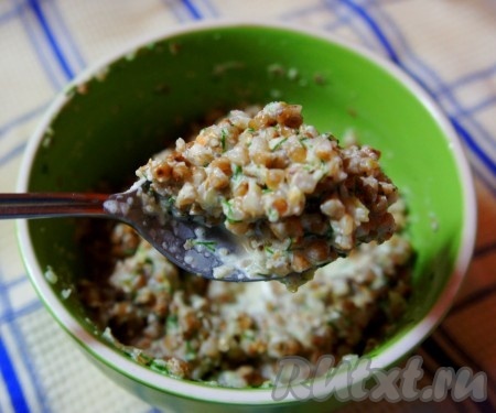 Смешать гречку с 2 столовыми ложками заправки. Перемешать.