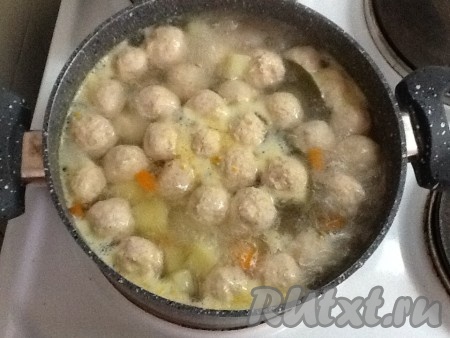 После того как все фрикадельки будут в супе, довести до кипения, добавить лавровые листья, уменьшить огонь и оставить вариться еще на 10 минут.
