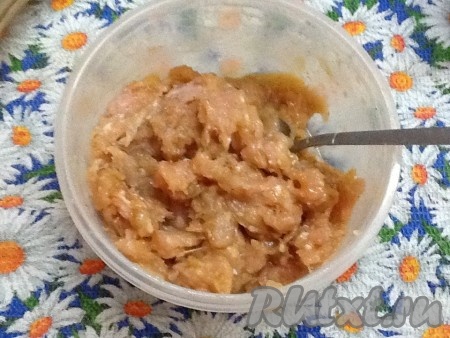 Поставить на плиту кастрюлю с водой, опустить туда нарезанные кубиками картошечку и морковь, очищенную луковицу и слегка подсолить, довести до кипения и уменьшить огонь.

Куриный фарш посолить, поперчить, добавить специи для курицы (по желанию) и 1-2 измельченных зубчика чеснока. Вбить в фарш яйцо и хорошо перемешать. 