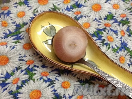 Затем вынуть луковицу из супа с куриными фрикадельками - она больше не нужна, так как отдала все соки бульону.
