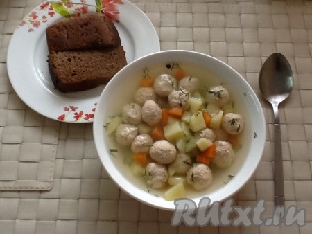 Быстрый суп с куриными фрикадельками готов! Можно звать семью к столу!
