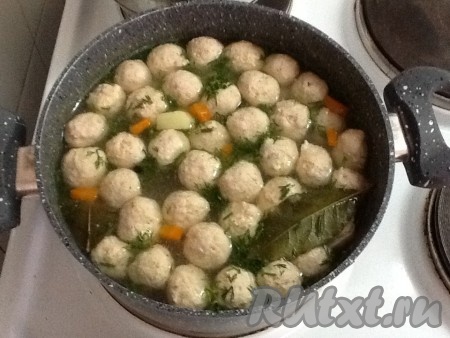 Добавить в суп нарезанный укроп, накрыть крышкой и проварить на небольшом огне ещё несколько минут.
