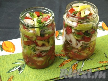 Подготовить стерильные баночки и крышки. Через 30 минут салат ещё раз перемешать и разложить в банки, выделившийся сок поровну распределить в банки. Если сока мало, то в банки долить холодную фильтрованную воду до плечиков.
