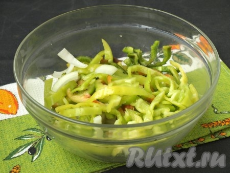 Болгарский перец очистить от семян, очистить лук. Нарезать перец и лук четверть кольцами, сложить в глубокую миску.
