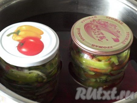 На дно широкой кастрюли постелить плотное полотенце и поставить на него банки, прикрытые крышками. Наполнить кастрюлю холодной водой по "плечики" банок. Кастрюлю с содержимым поставить на огонь и стерилизовать салат 30 минут на небольшом огне с момента закипания воды.
