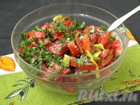 Помидоры нарезать кружочками, а затем каждый кружок разрезать на 4 части. Измельчить петрушку. Помидоры и петрушку добавить в миску к болгарскому перцу и луку. Также добавить специи: соль, сахар, кориандр, перец горошком и уксус. Все ингредиенты перемешать и оставить на 30 минут, прикрыв миску крышкой.
