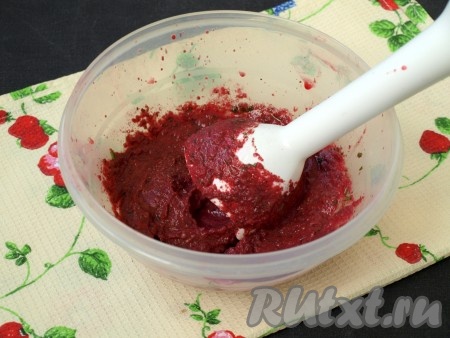 Погружным блендером пробить соус до однородной массы. Если соус кажется густым, можно добавить ещё кизилового отвара и разбавить до нужной вам консистенции. Пробуйте соус, чтобы добиться нужного вам вкуса, если каких-то специй мало, всегда можно добавить и сбалансировать вкус.
