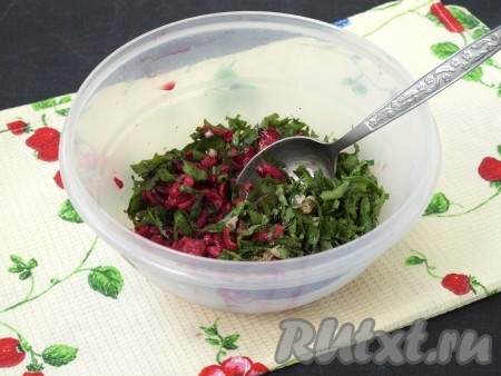 Мелко нарезать петрушку или кинзу, учитывая свои предпочтения. Нарезать мелко зубчик чеснока. Соединить зелень и чеснок с мякотью кизила, добавить сахар, соль, перец, кориандр, оливковое масло и 3-4 столовых ложки кизилового отвара.
