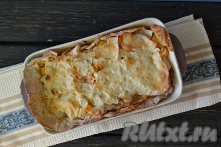 Горячая, ароматная и сытная тыква в лаваше, запеченная в духовке, готова. Закуска хорошо подрумянилась, сыр внутри расплавился и пронизал своим ароматом и вкусом всё блюдо.