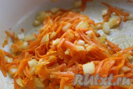 Сковороду поставить на огонь, влить немного растительного масла, выложить лук. Обжарить лук на среднем огне до состояния прозрачности, иногда помешивая. Затем в сковороду к луку добавить натертую морковь. Овощи обжарить в течение 5 минут, не забывая помешивать.