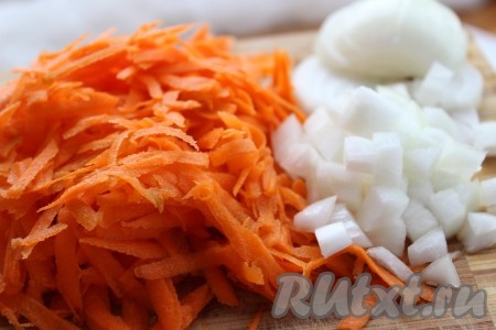 Лук вымыть, очистить и мелко нарезать. Морковь вымыть, очистить и натереть на крупной терке.
