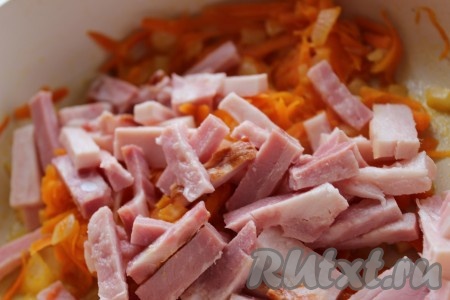 
Далее добавить бекон к луку и моркови и жарить еще 2-3 минуты. 