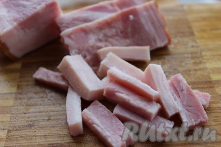 Бекон нарезать небольшими полосками или брусочками