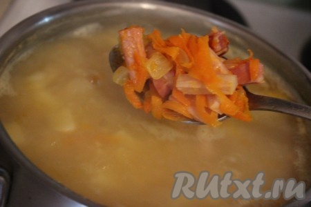 Когда картофель будет готов, добавить в кастрюлю обжаренные овощи с&nbsp; беконом. Затем посолить, поперчить, положить лавровый лист. Довести до кипения и варить гороховый суп на небольшом огне еще 10 минут. Затем выключить огонь, накрыть крышкой и дать настояться супу в течение 10 минут.
