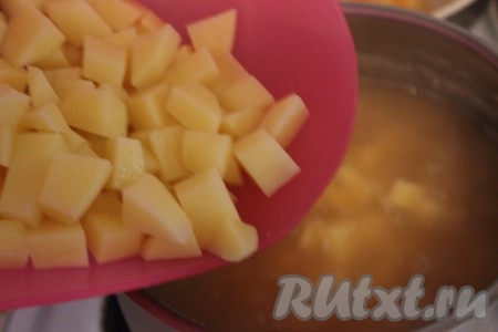 Через 40 минут после начала варки, необходимо проверить горох на готовность. Он должен стать мягким и начать развариваться. Далее в кастрюлю долить кипяченую воду (так как при варке гороха вода выкипает), добавить нарезанный картофель и варить гороховый суп ещё 10-15 минут.
