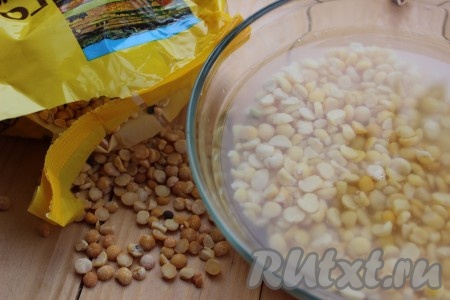 Сухой колотый горох перебрать, несколько раз промыть под проточной водой до прозрачности. Залить холодной водой и оставить на 1-2 часа. Затем слить воду и еще раз промыть горох.
